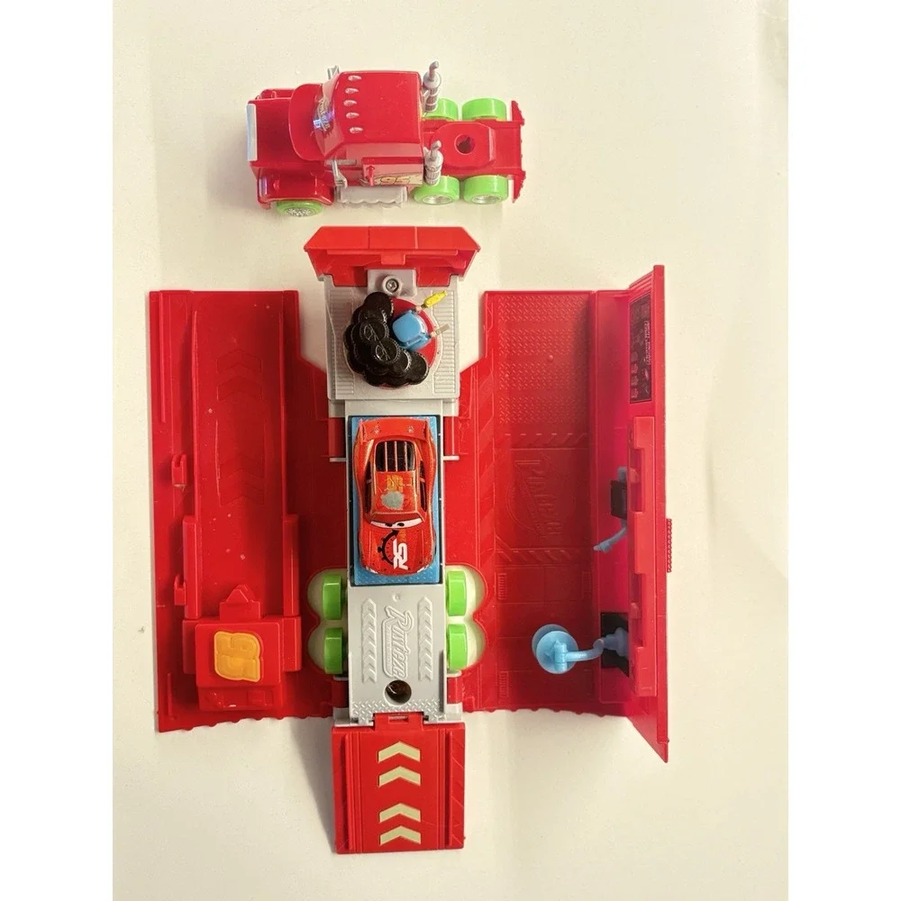 Disney Cars Glow Racer Transforming Mack Playset With Metal Lighting McQueen Car